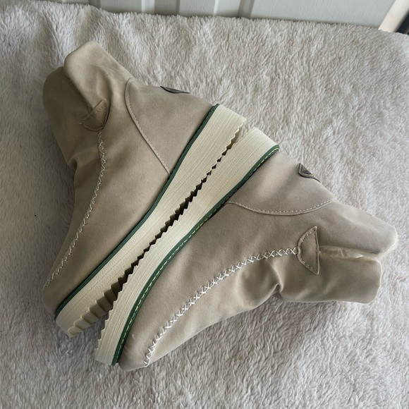 SHEIN nwot vegan leather Sherpa line chunky sole boots - Picture 3 of 8